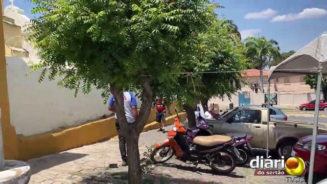 Cajazeirenses fazem limpeza em cemitérios e se emocionam ao recordarem entes queridos