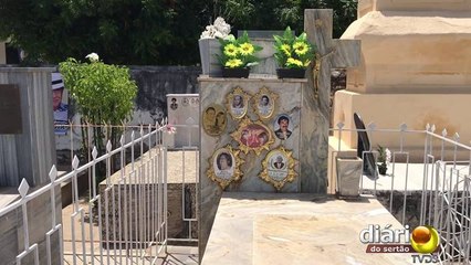 Comoção e lembranças no dia de finados em Sousa; túmulos de personalidades são os mais visitados