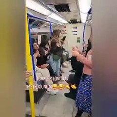 Londra Metrosu'ndaki mutlu Türkler şarkı söyleyip eğlendi