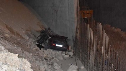 Otomobilin inşaat alanına düşmesi sonucu 4 kişi öldü