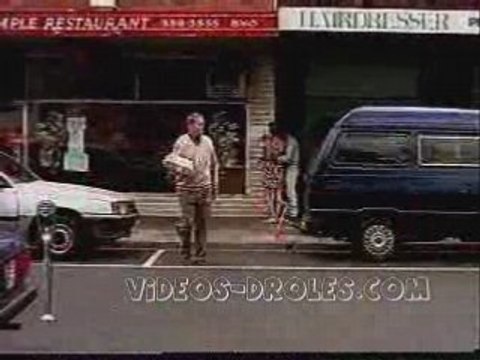 regis traverse la rue