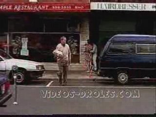 regis traverse la rue