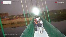 لحظه فرو ریختن پل معلق ۲۳۰ متری در هند و سقوط جمعیت به رودخانه