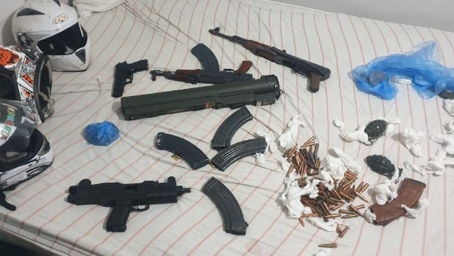 Cephanelik gibi ev: Lav silahı, Kalaşnikoflar, el bombaları…