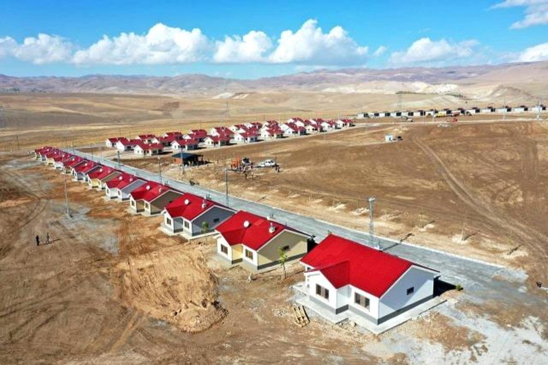 Van'daki deprem konutları için anahtar teslimi