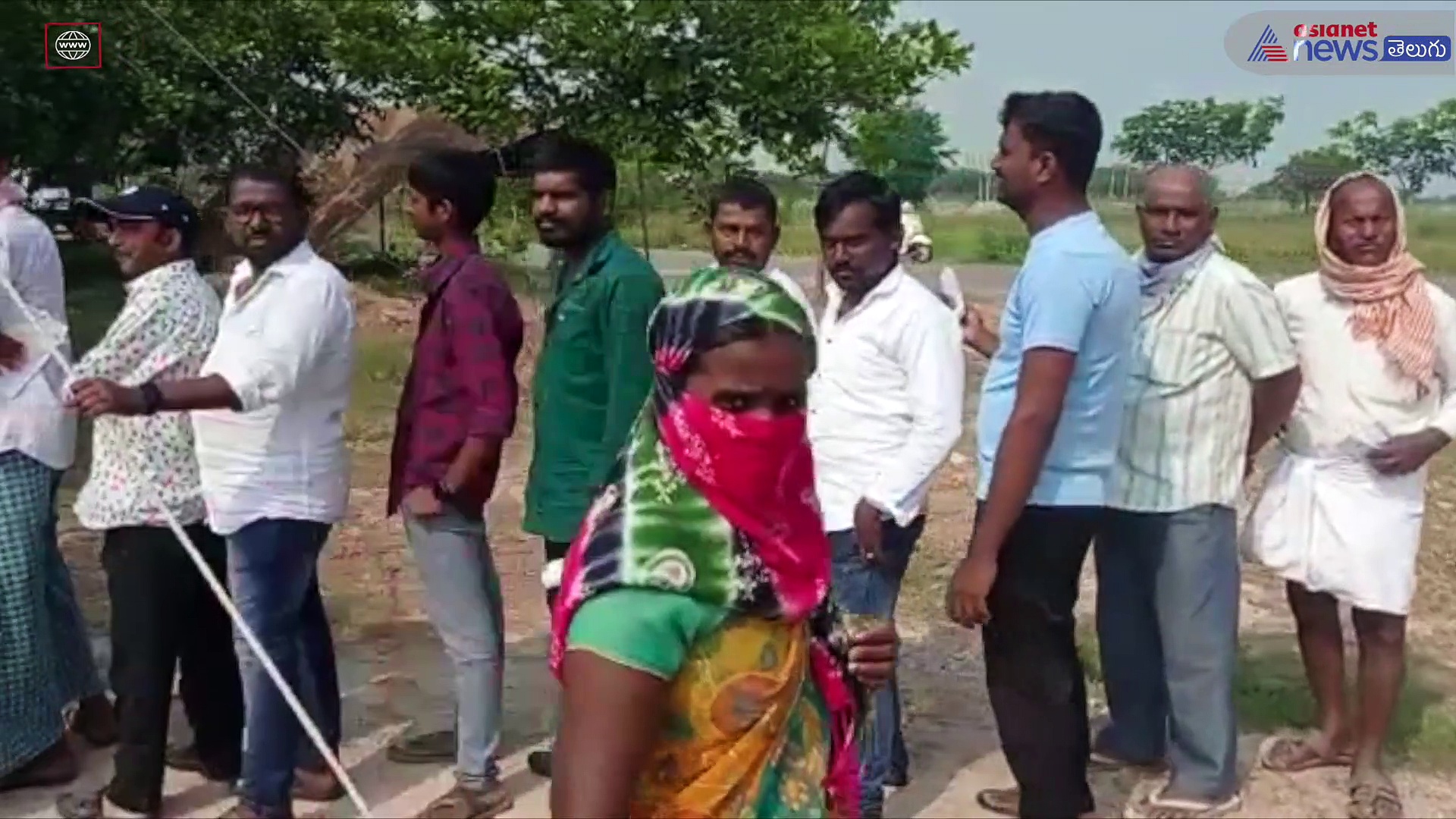 మునుగోడు ఓటర్ల చైతన్యం ... పోలింగ్ బూత్ ల వద్ద భారీ క్యూలైన్లు