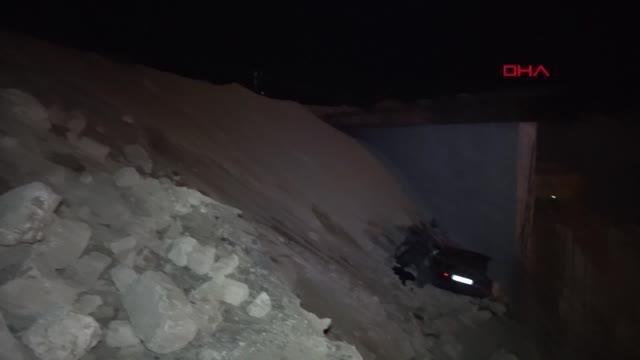 OTOMOBİL KÖPRÜ AYAĞINA ÇARPTI: 4 ÖLÜ