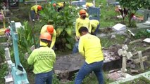 El Gobierno de El Salvador destroza las tumbas de algunos pandilleros