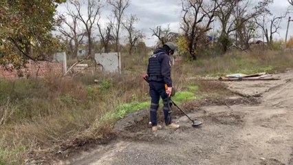 Rus güçlerinden geri alınan İzyum kentinde mayın temizleme çalışmaları
