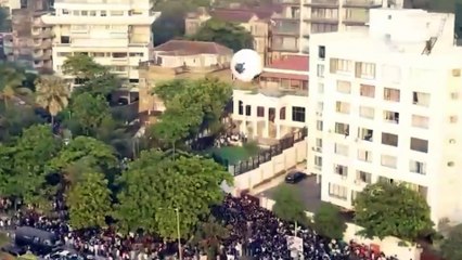 A huse gathering of fans for Shah Rukh Khan on his birthday.