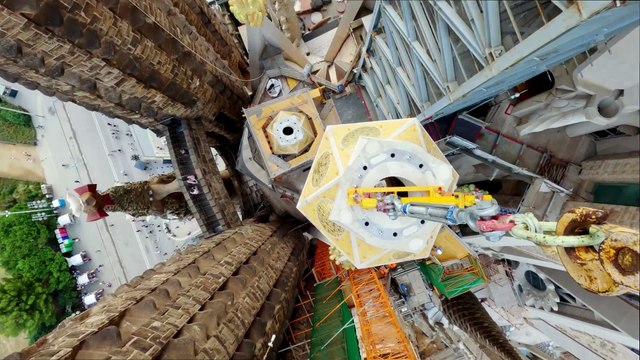 Colocación de piezas en las torres evangelistas de la Sagrada Família