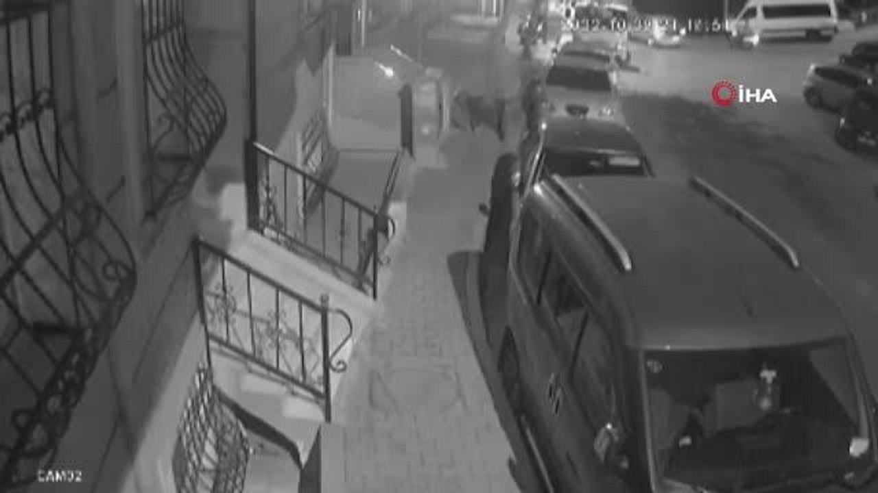 Gaziosmanpaşa'da 2 çocuğun zarar veren oyunu kamerada: 7 aracı boydan boya bıçakla çizdiler