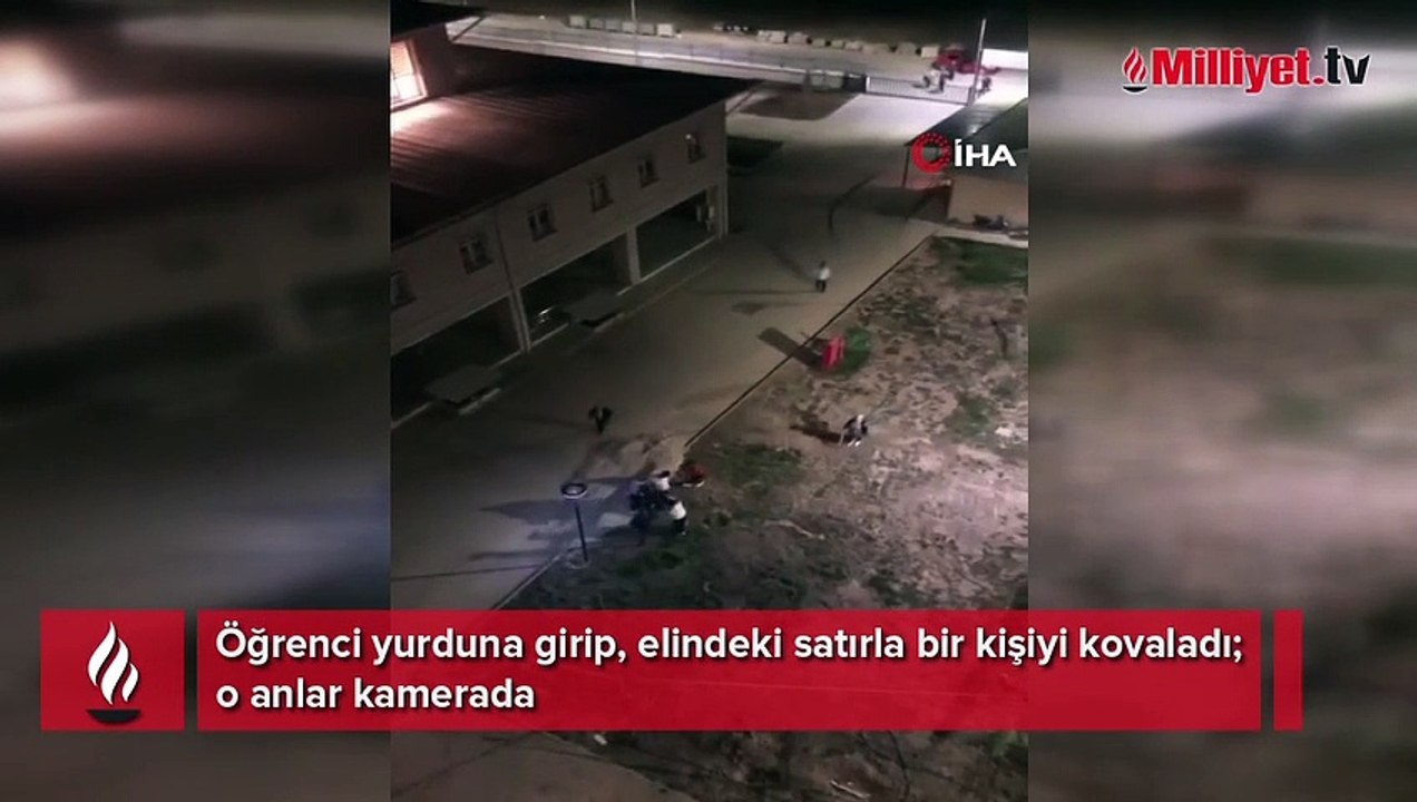 Öğrenci yurduna girip, elindeki satırla bir kişiyi kovaladı
