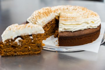 Cómo hacer un carrot cake o pastel de zanahoria, según el pastelero Hugo Roche, especialista en pastelería americana