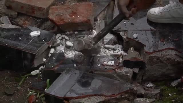 Prisioneros salvadoreños colaboran con funcionarios para destrozar tumbas de pandilleros