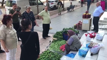 Video herunterladen: Seyyar satıcının para ve cep telefonunu çalan zanlı yakalandı - Seyyar satıcı Yılmaz