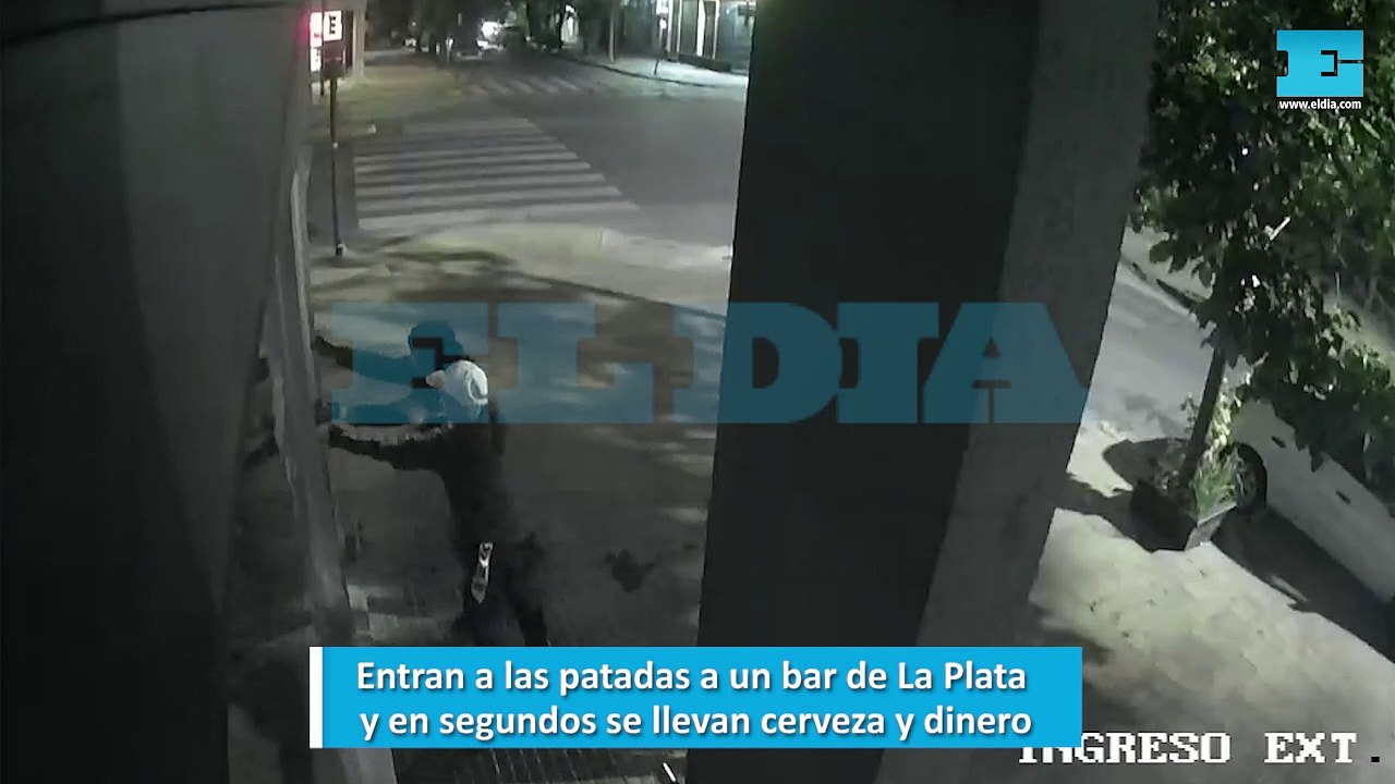 Entran a las patadas a un bar