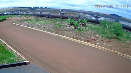 Câmera flagra descarrilamento de trem em cidade do Paraná