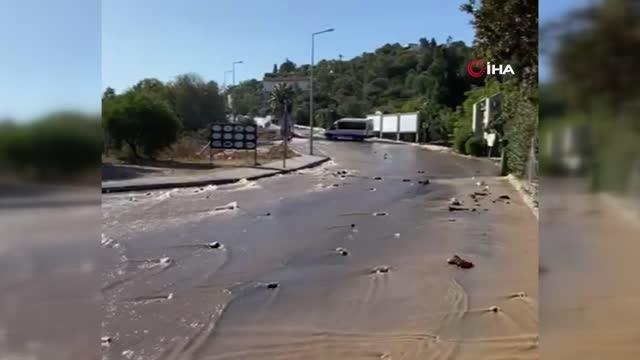İsale hattı patladı, caddeler göle döndü