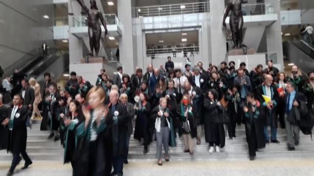 Avukatlar, 119. Adalet Nöbeti'ni Çhd Davasında Tutuklu Meslektaşları İçin Tuttu: Avukatlık Faaliyetleri Sorgulanıyor