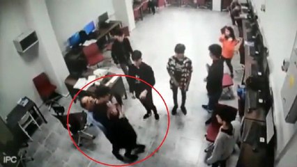 Boğazına şeker kaçan öğrencisini böyle kurtardı…