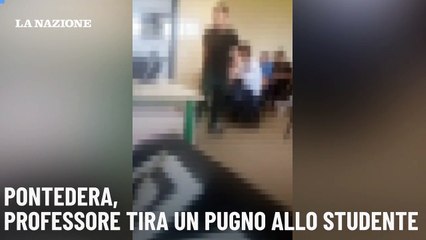 Скачать видео: Pontedera, professore tira un pugno allo studente