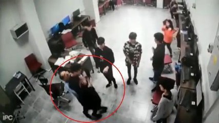 BOĞAZINA ŞEKER KAÇAN ÖĞRENCİSİNİ 'HEİMLİCH MANEVRASI' İLE KURTARDI; O ANLAR KAMERADA