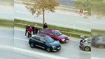 Araçları durdurup sopalarla birbirlerine saldırdılar
