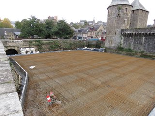 Château de Fougères : une dalle qui intrigue