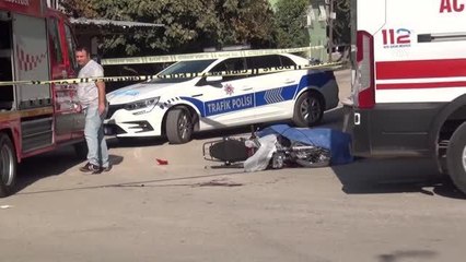 Hafif ticari aracın çarptığı motosikletteki 1 kişi öldü, 1 kişi yaralandı