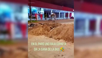 La tremenda caída de un joven que saltó en ‘bici’ en un punto de bloqueo en un paso a desnivel