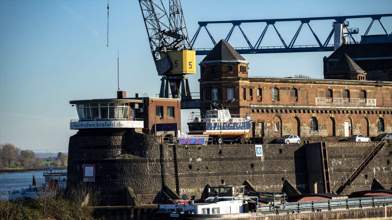 Arbeiter stirbt bei Kran-Einsturz in Krefelder Rheinufer