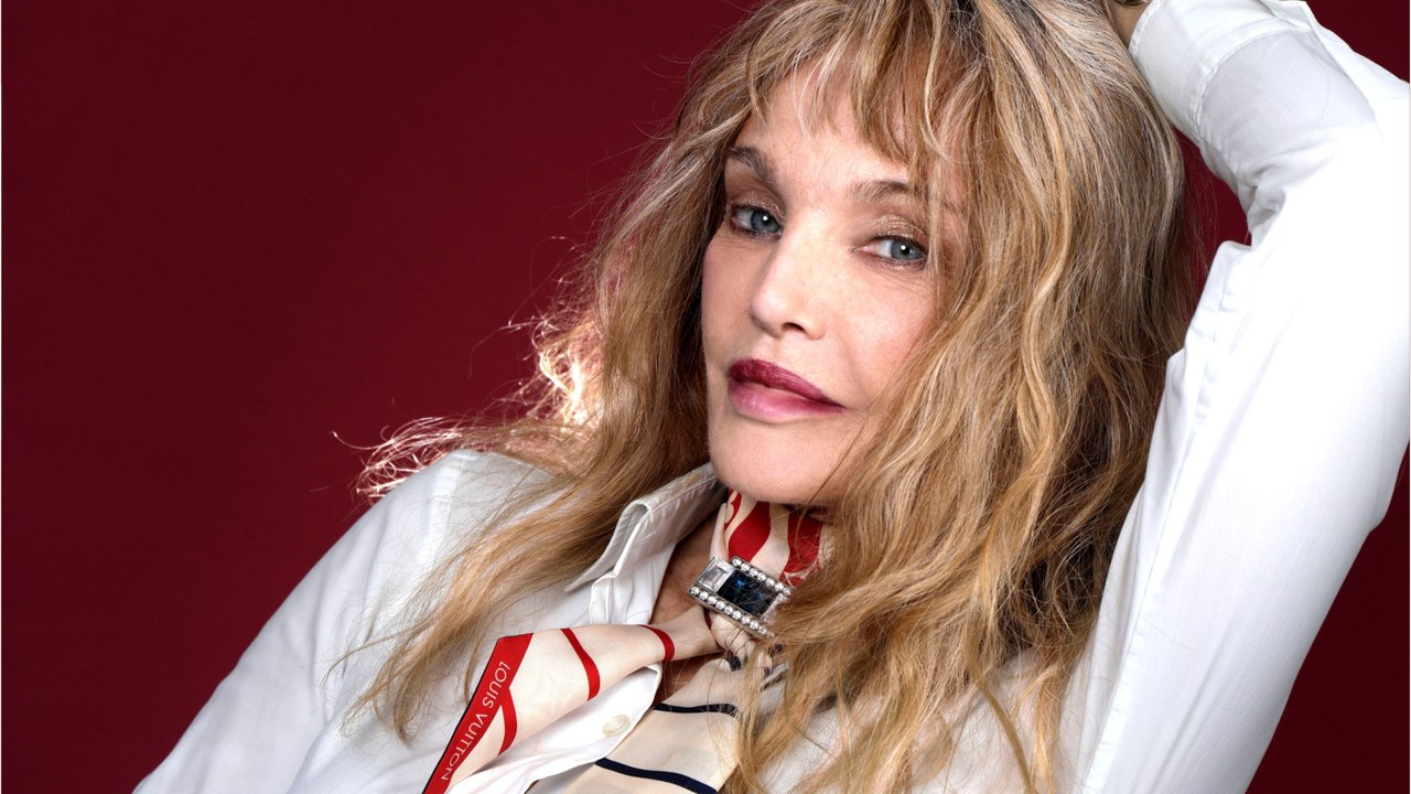 VOICI :   Arielle Dombasle fait une drôle de découverte dans son jardin, son geste touche les internautes