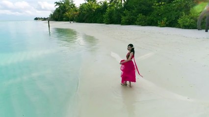 Wanita bersenang-semang dipamtaimixkit-woman-spins-in-a-circle-at-the-beach-1306-medium