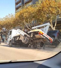 Yanlış yere park eden araçları kaldıran çekici yan yattı