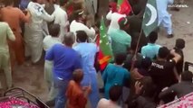 Imran Khan alvejado em comício pela realização de eleições antecipadas