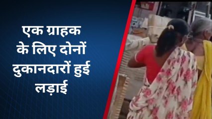 सामान बेचने वाले लोगों के बीच झमकर चले लात घूसे, वायरल वीडियो