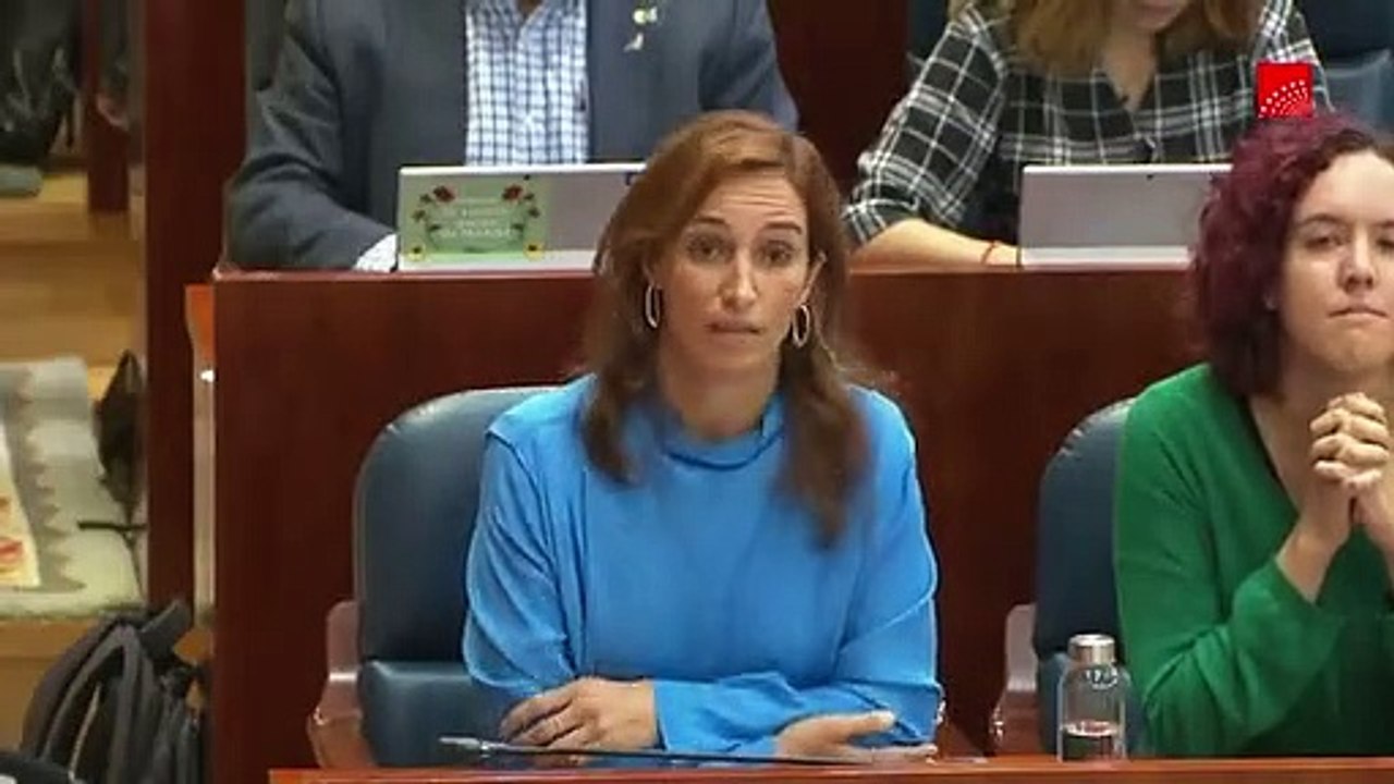 Mónica García se las da de médico jefe y Díaz Ayuso 'le mete un buen supositorio'