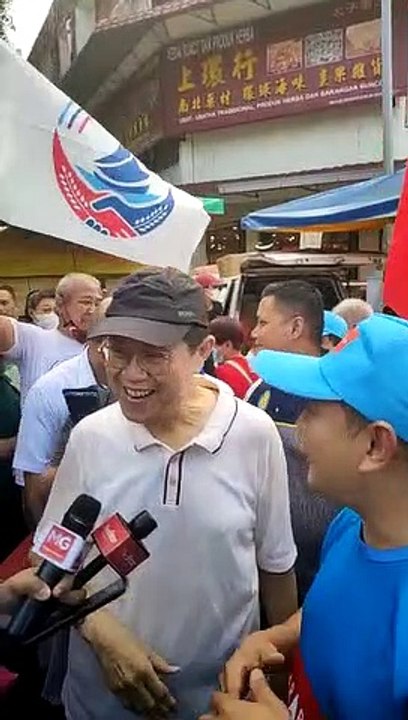 Rafizi Ramli and Ong Tee Keat at Taman Muda morning market