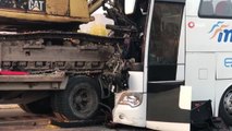 Amasya'da yolcu otobüsü, tırın taşıdığı iş makinesine çarptı: 1 kişi öldü, çok sayıda yaralı var
