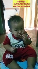 Balita usia 10 bulan makan martabak dengan asyiknya, awas jangan di ganggu bisa mengamuk