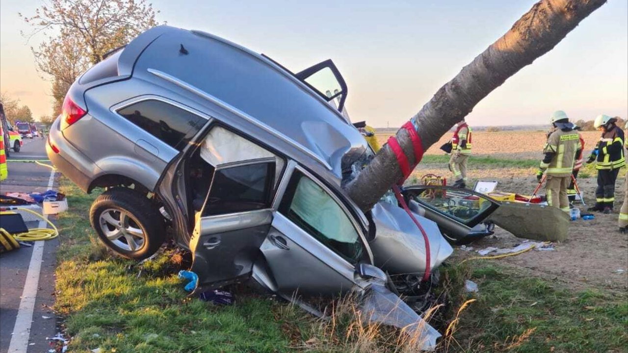 Niedersachsen: Schwerverletzte durch Crash beim Überholen