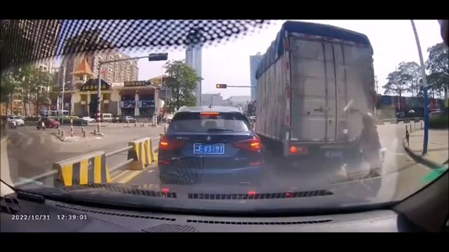 Ne pas envoyer de texto sur un scooter... douloureux