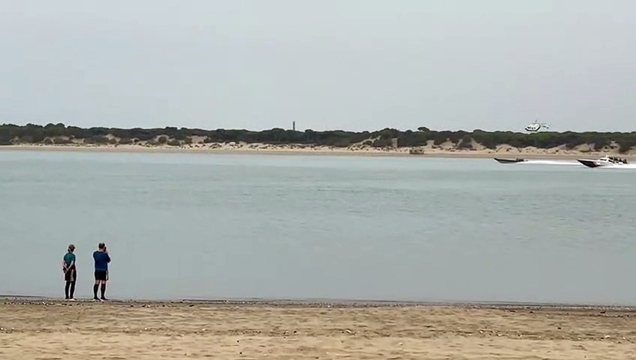 La Guardia Civil persigue una lancha de narcotr...