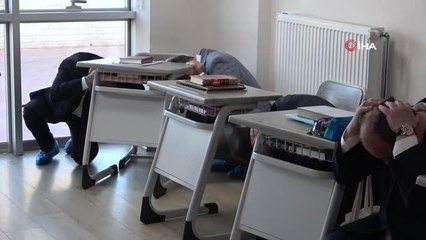 10 binin üzerinde öğrencinin katılımıyla deprem anı ve tahliye tatbikatı