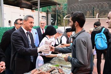 Sinop Valisi Karaömeroğlu, öğrencilerle bilek güreşi yaptı, halay çekti