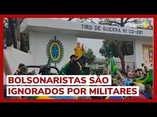 Bolsonaristas se reúnem em frente a quartéis e são ignorados por militares