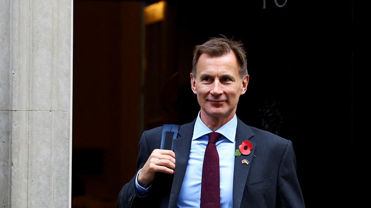Jeremy Hunt calls on families to ‘balance books’ as Bank of England hikes interest rates