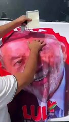 Homem aposta em Lula, ganha caminhão, mas devolve a amigo