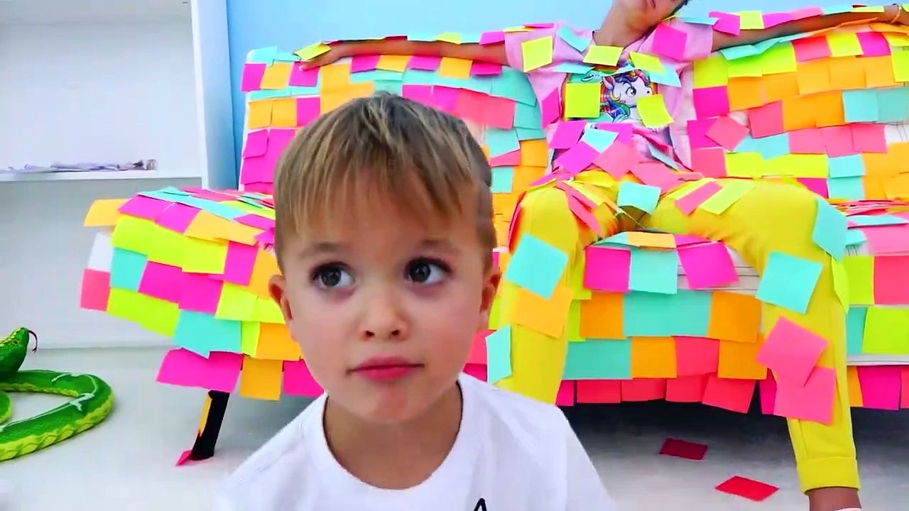 Überall Aufkleber von Vlad und Niki und andere lustige Geschichten für Kinder